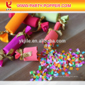 Confeti de caramelo con novela de papel colorido confeti